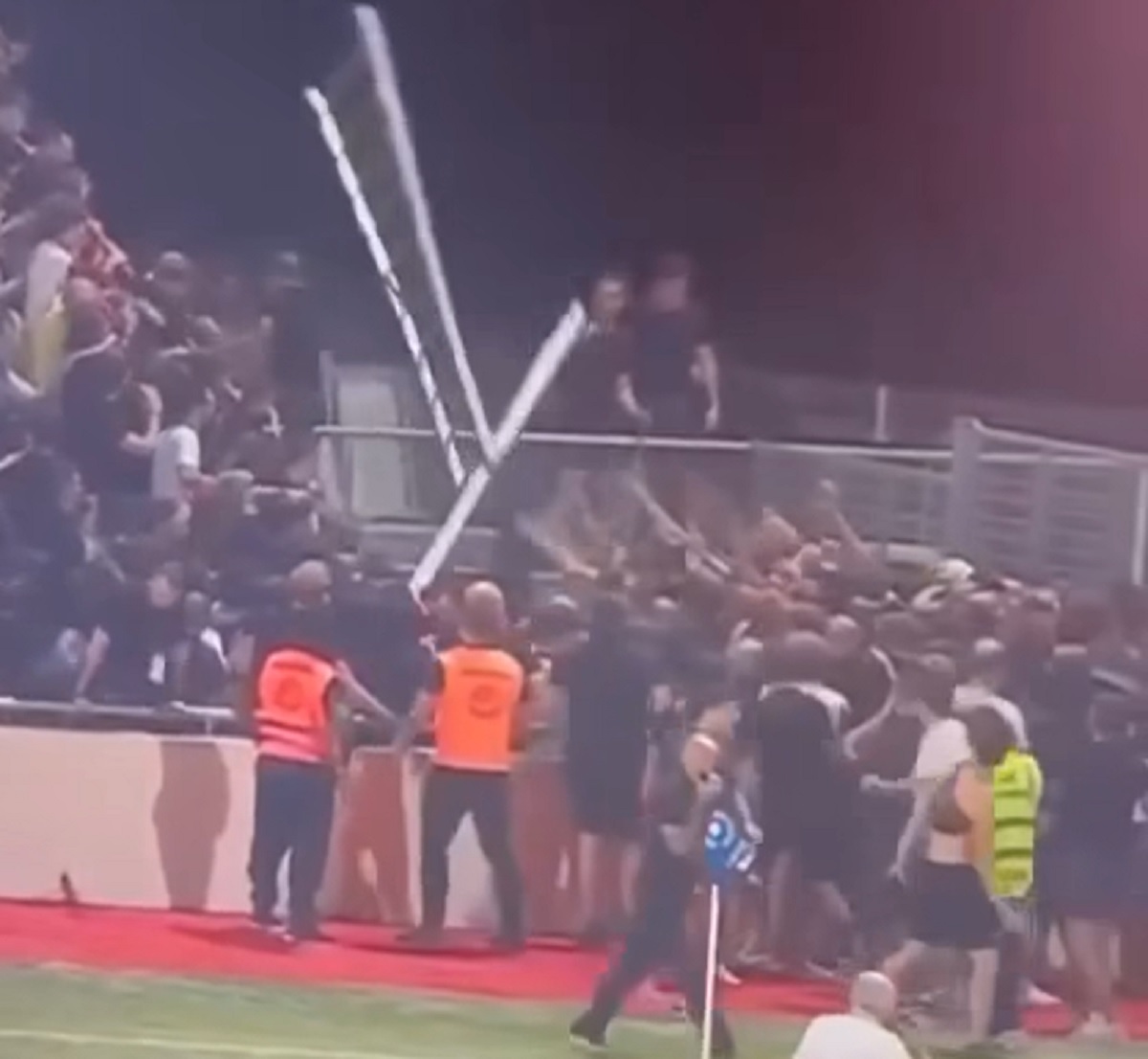 Haos creat de susținătorii echipei la care evoluează Alexi Pitu! Incidente serioase la meciul Ajaccio – Bordeaux
