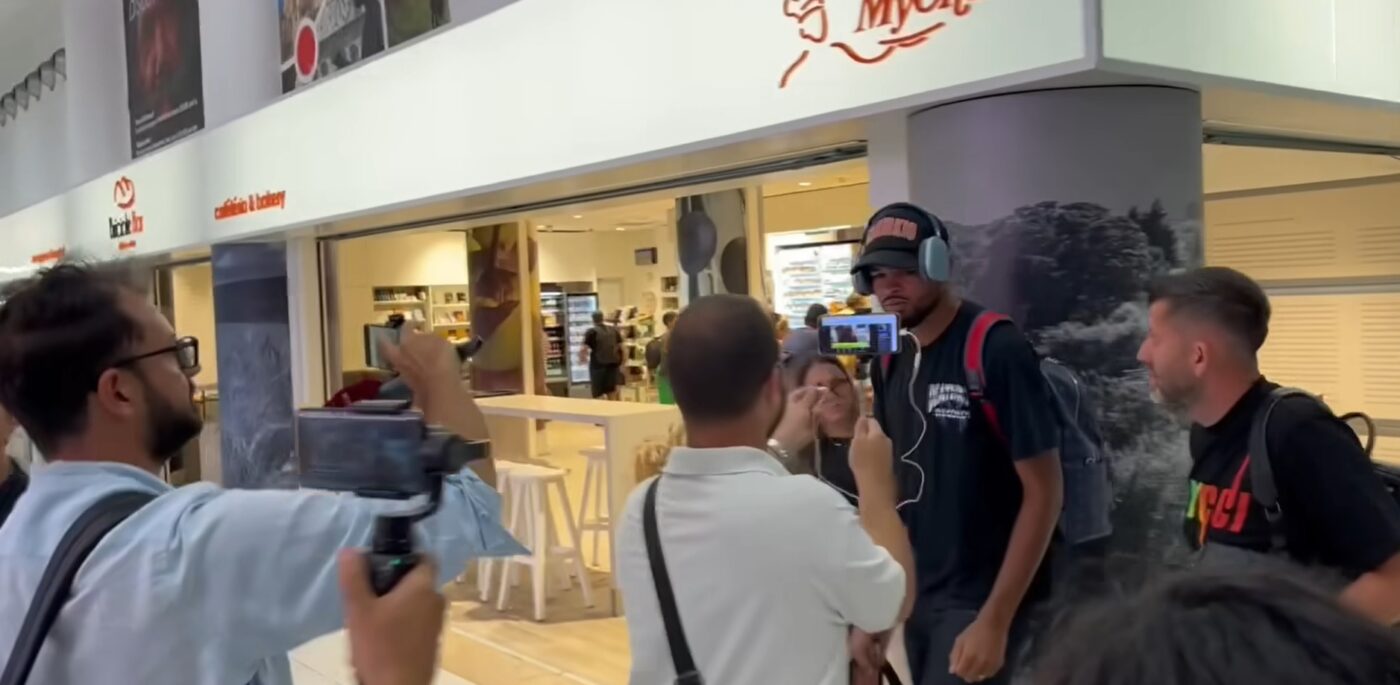 Imagini de la Bari! Malcom Edjouma, primit de presa italiană ca un star, dar ignorat complet de fani | VIDEO