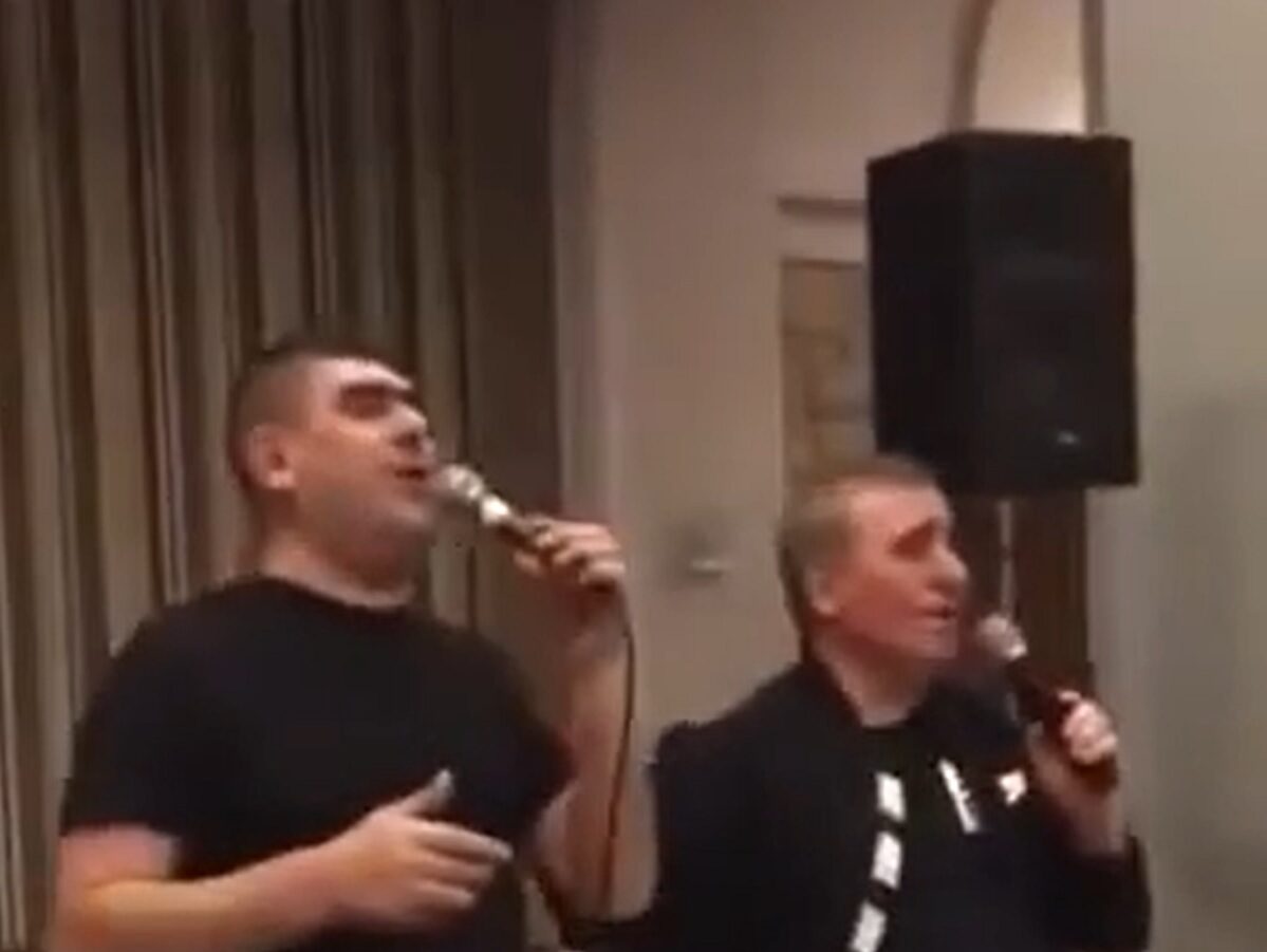 Imagini fabuloase cu Gică Hagi în timp ce cântă „Cei ce sunt dinamoviști”, „hitul” galeriei „câinilor roșii”! „Regele” nu a mai ținut cont de trecutul său stelist | VIDEO