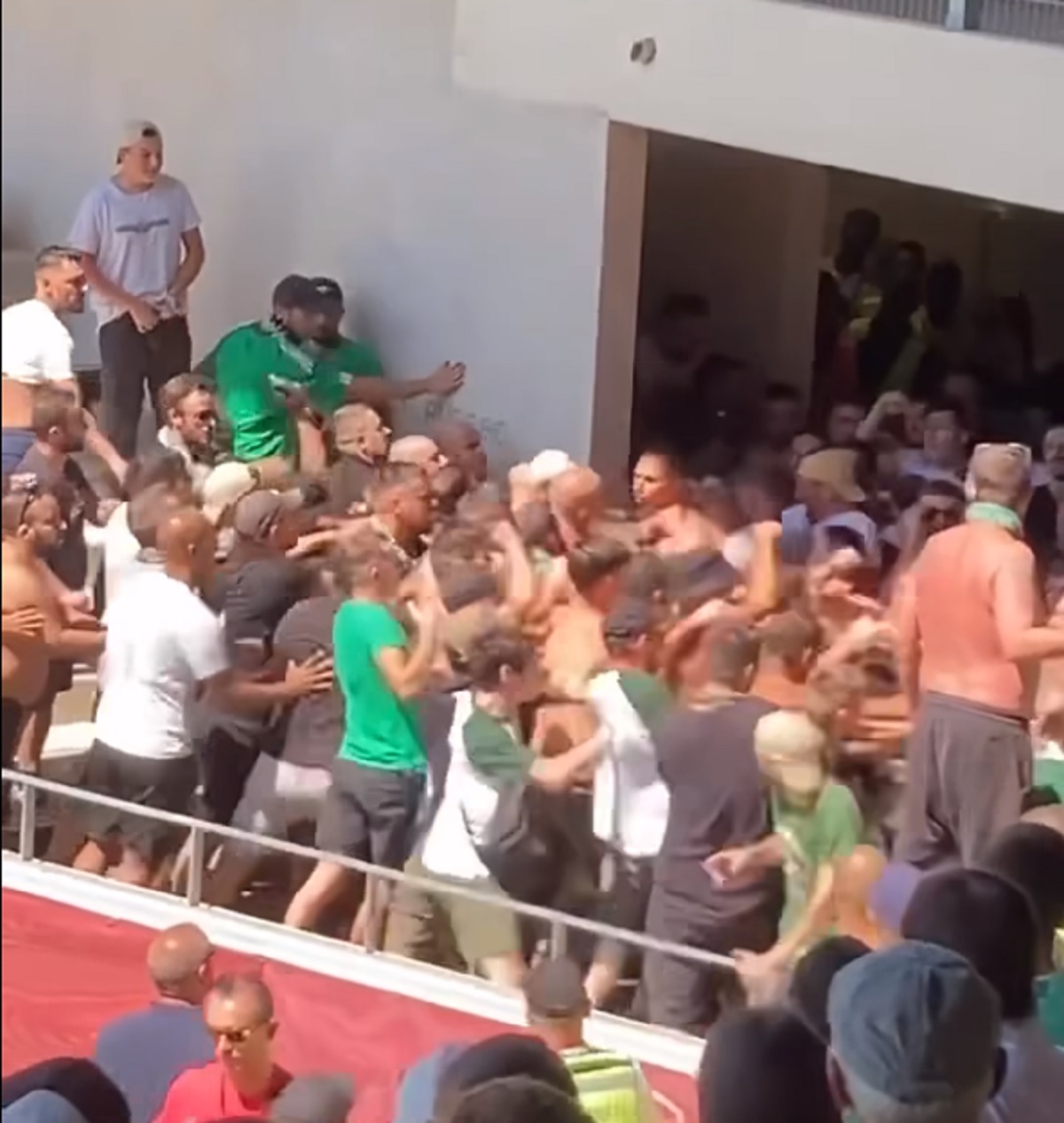 Imagini halucinante din Franța! Suporterii lui Saint-Etienne s-au „măcelărit” între ei înaintea meciului din deplasare cu Rodez, care a fost amânat din această cauză! | VIDEO