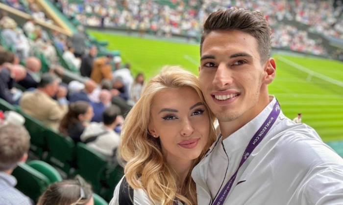 Ipostaza incredibilă în care a fost fotografiat tenismenul Victor Cornea! Cântăreața Andreea Bălan a făcut totul public. „Acasă se fac codițe!” | FOTO