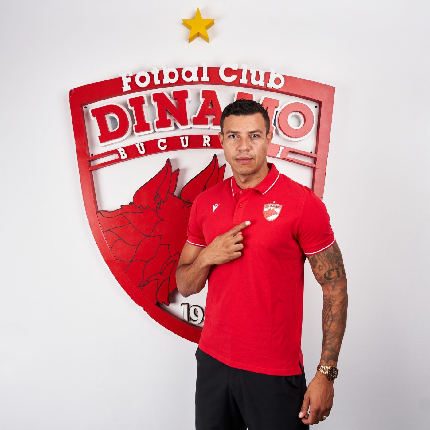 Compromisul făcut de Dinamo pentru a-l aduce pe Lucas Alves, căpitanul desemnat de Ovidiu Burcă la debutul în Superliga. Clauza incredibilă prin care „câinii” îl pot pierde în pauza competițională. „Așa l-am convins să semneze”. Reacția lui Andrei Nicolescu | EXCLUSIV