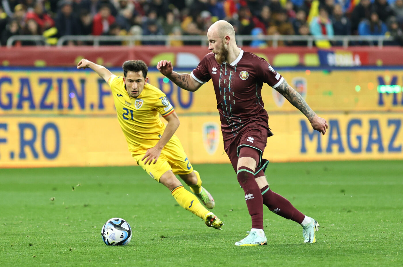 A ales Belarus un stadion cu gazon prost ca să încurce România? Reacția dură a selecționerului adversarei