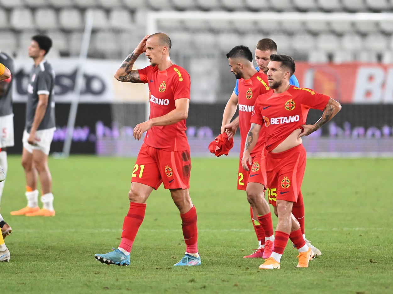 Prima reacție a fotbalistului pe care Gigi Becali vrea să-l dea afară de la FCSB, deși abia îi prelungise contractul! E pe post cu „Roberto Carlos”, dar nu se teme: „Îmi văd de treabă” | EXCLUSIV