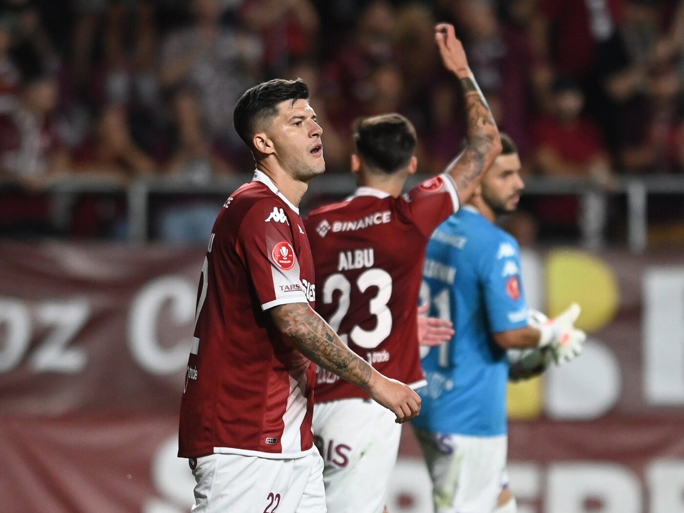 Cristian Săpunaru, gest emoționant după Rapid – Petrolul 0-2! Ce a făcut căpitanul giuleștenilor, imediat după ce s-a terminat meciul, când ultrașii îi înjurau pe șefii clubului și nu știa că pe el sunt încă toate camerele TV: „Imaginea deznădejdii”