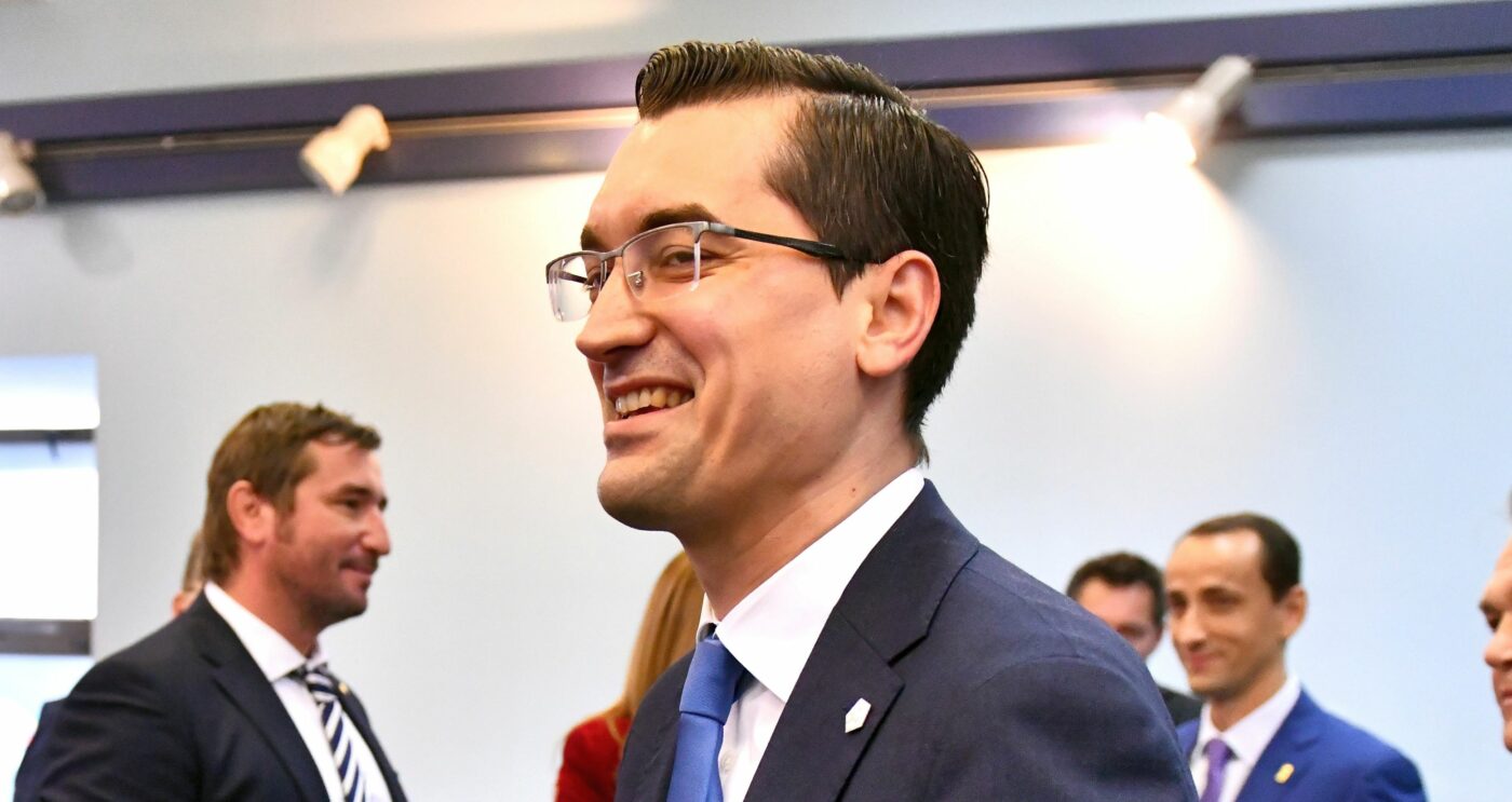 Răzvan Burleanu, „dribling” de zile mari după calificarea României la Euro 2024! Ce a spus atunci când a fost întrebat de banii care îi intră în cont, în cel mai delicat moment al conferinței de presă. Cum au reacționat colegii acestuia: „Am uitat să ne bucurăm!” | VIDEO