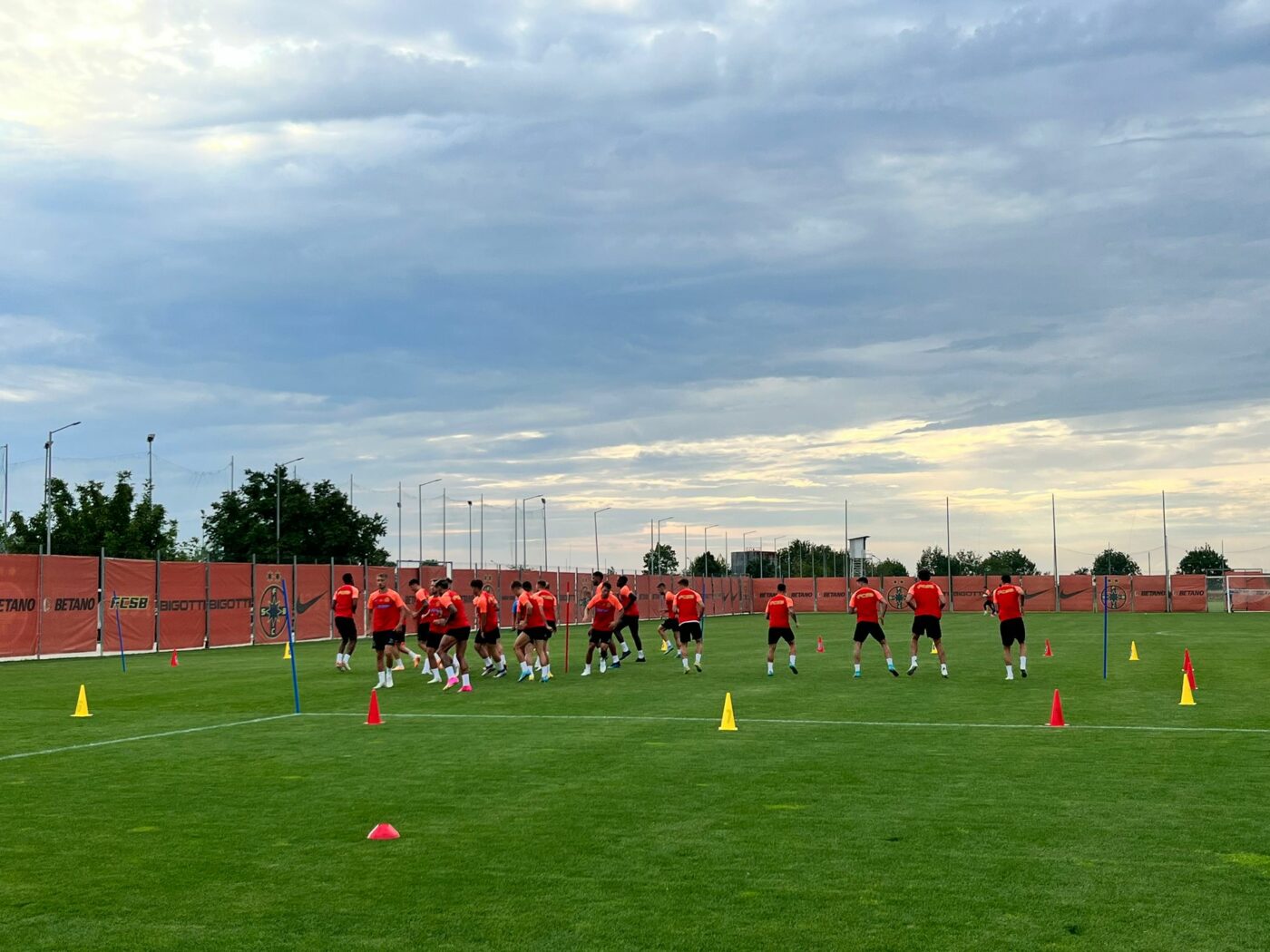 Imaginile momentului de la antrenamentul roș-albaștrilor! Revenire importantă la FCSB chiar înaintea meciului cu CSKA 1948 Sofia: s-a pregătit alături de lotul lui Elias Charalambous! | FOTO & VIDEO