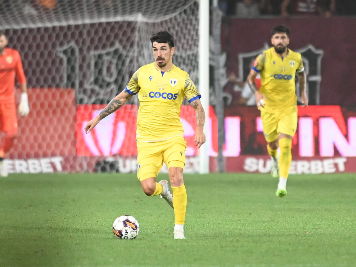 Sergiu Hanca, atacat de fanii lui Dinamo la meciul cu Petrolul! L-au înjurat pe fostul căpitan al „câinilor” | VIDEO