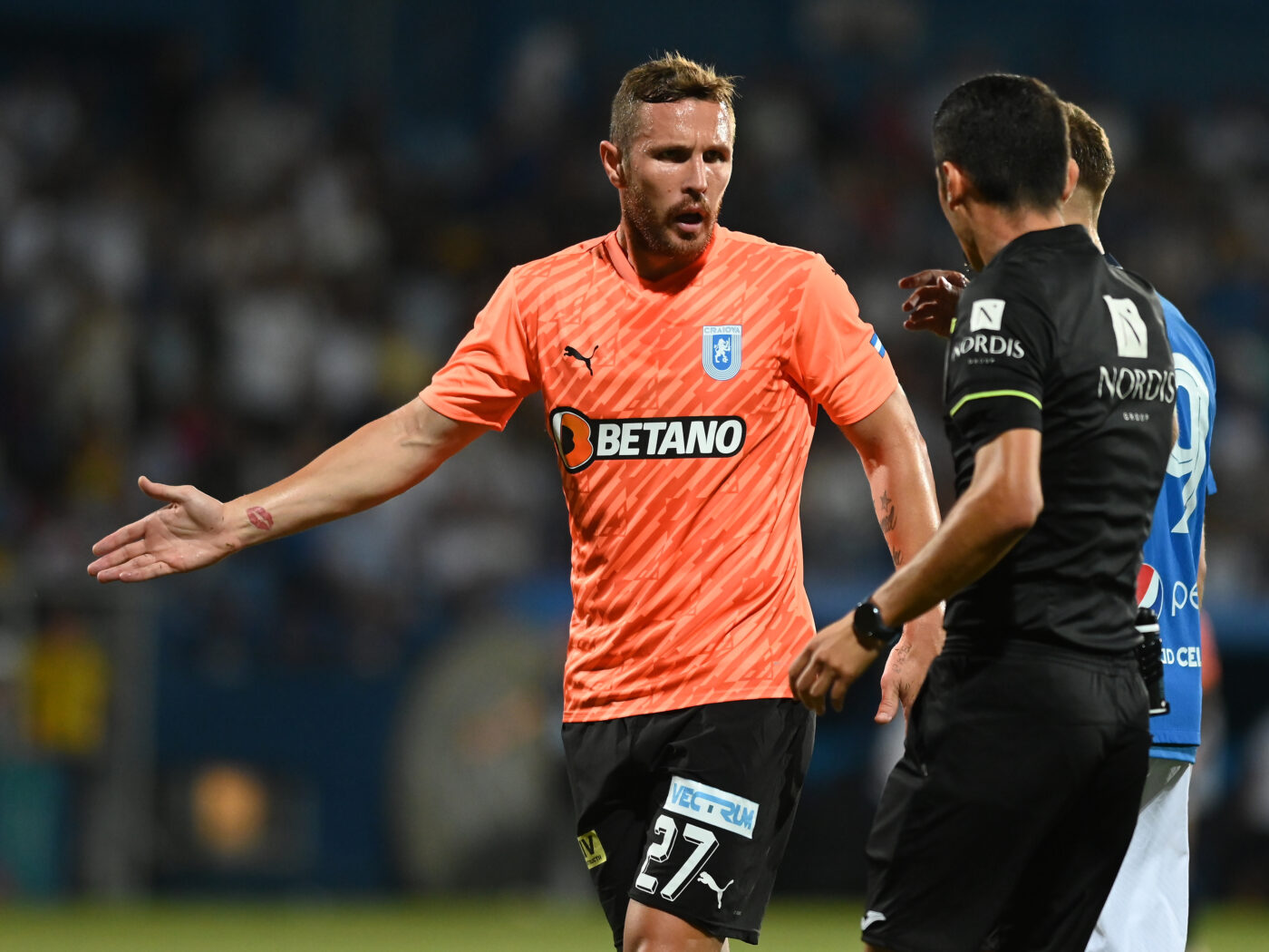 Umilință maximă pentru fotbalistul cu aproape 300 de meciuri in Serie A! Ce i-a făcut arbitrul în Farul – Universitatea Craiova 2-0 | VIDEO