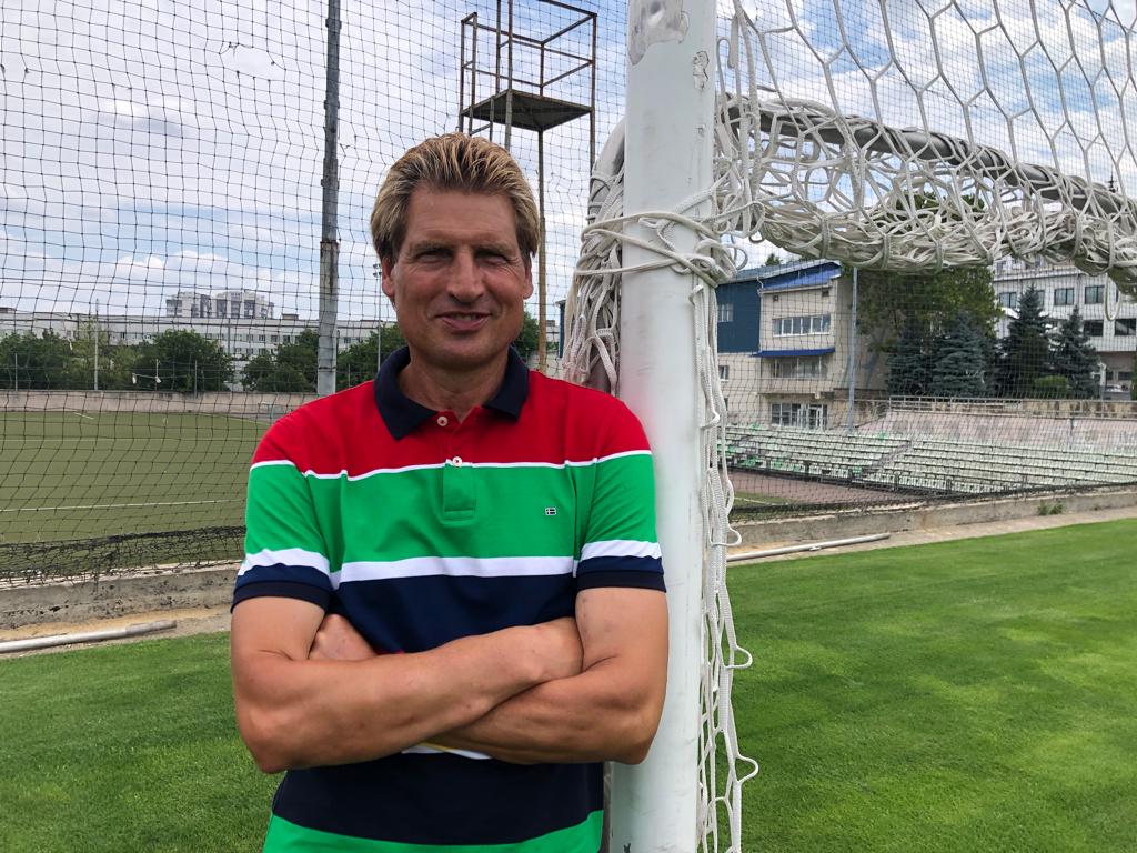 ”Mi s-a făcut pielea de găină când am intrat pe Giulești”. Primul stranier transferat de Rapid după căderea lui Ceaușescu povestește experiența fierbinte trăită lângă Podul Grant și rememorează ”dubla” cu Inter din Cupa UEFA: ”Glumeam cu colegii în vestiar că ne putem lăsa de fotbal” | CORESPONDENȚĂ DIN CHIȘINĂU