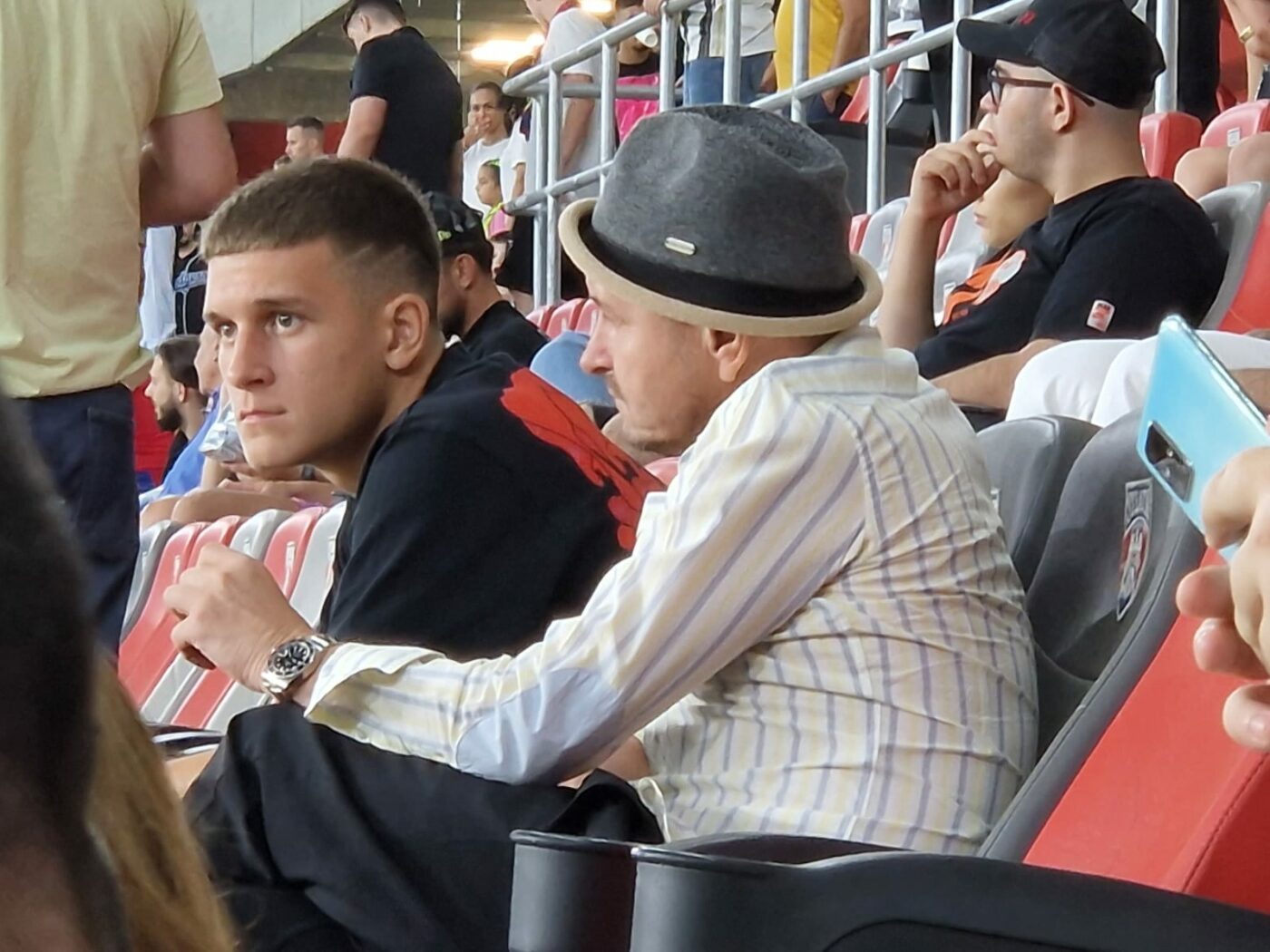 Apariție șocantă în tribunele stadionului Steaua la meciul FCSB – CFR Cluj! Puțini l-au recunoscut din cauza look-ului său | FOTO