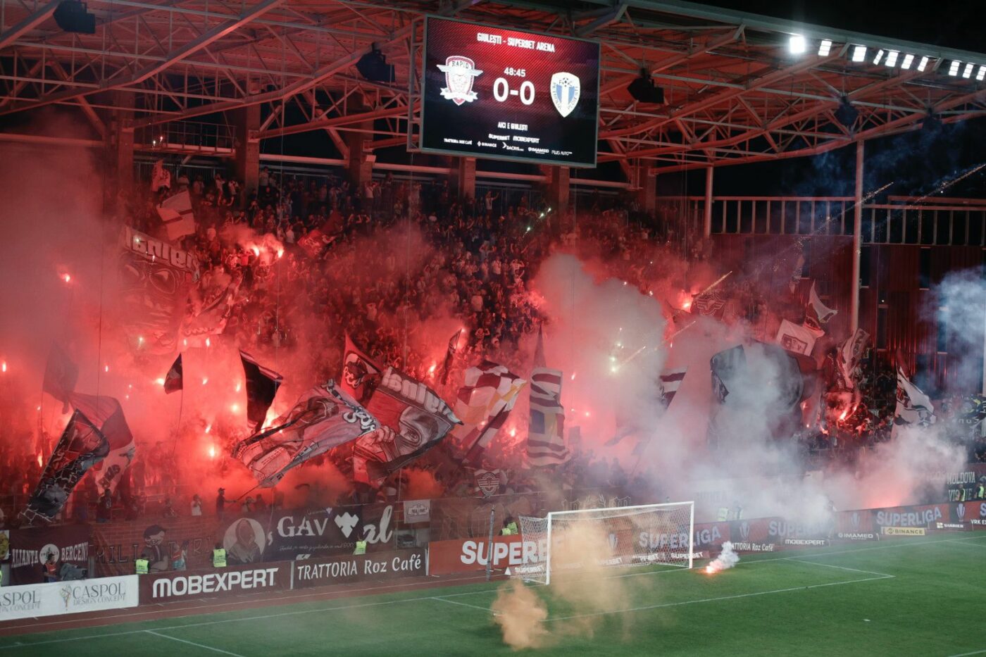 A venit Revelionul în Giulești! Spectacol pirotehnic fabulos făcut de rapidiști la meciul cu Petrolul: pompierii obligați să intervină de urgență | FOTO