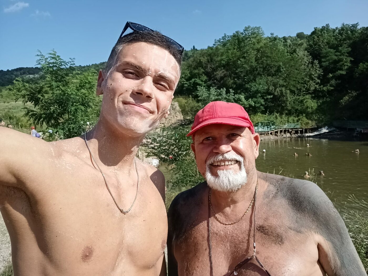 David Popovici, vacanță de vis la Telega! A renunțat la dieta de campion mondial pentru cartofi prăjiți cu brânză rasă și salată de roșii