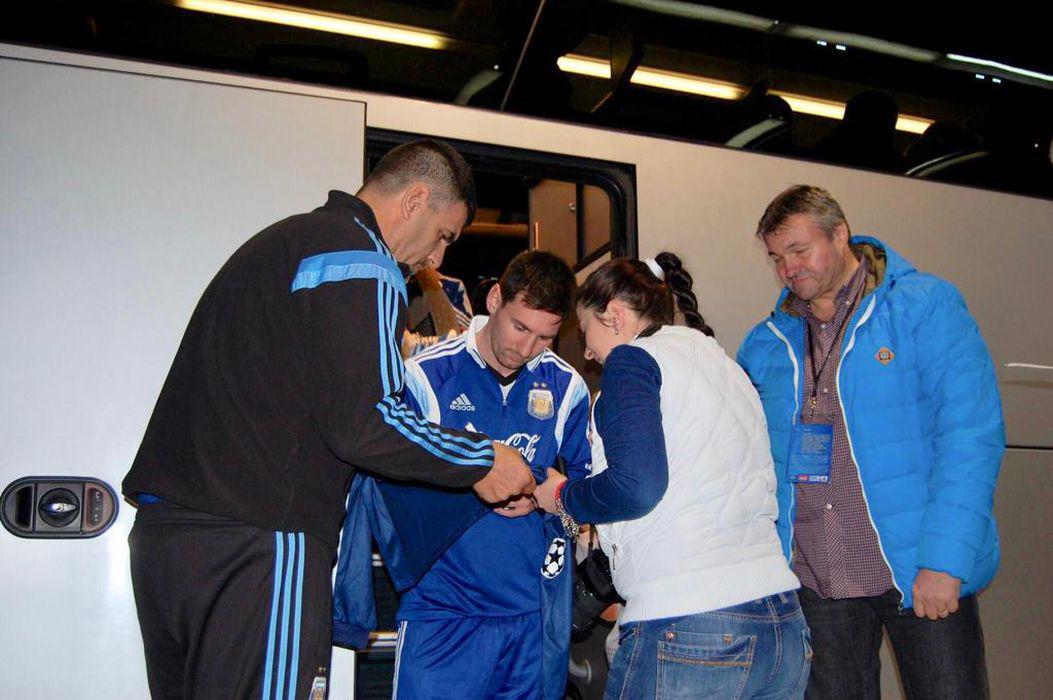 Florin Nedelcu, în geacă albastră, alături de Leo Messi, la scurt timp după amicalul disputat de selecționata Argentinei la București 