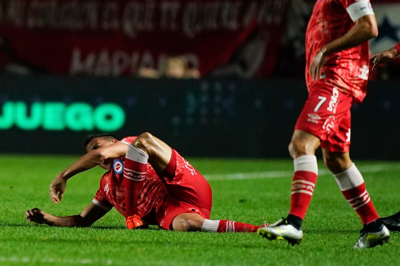 Imagini șocante! Marcelo, fosta vedetă de la Real Madrid, i-a rupt piciorul unui adversar, după o intrare „criminală”! A început să plângă pe loc | VIDEO