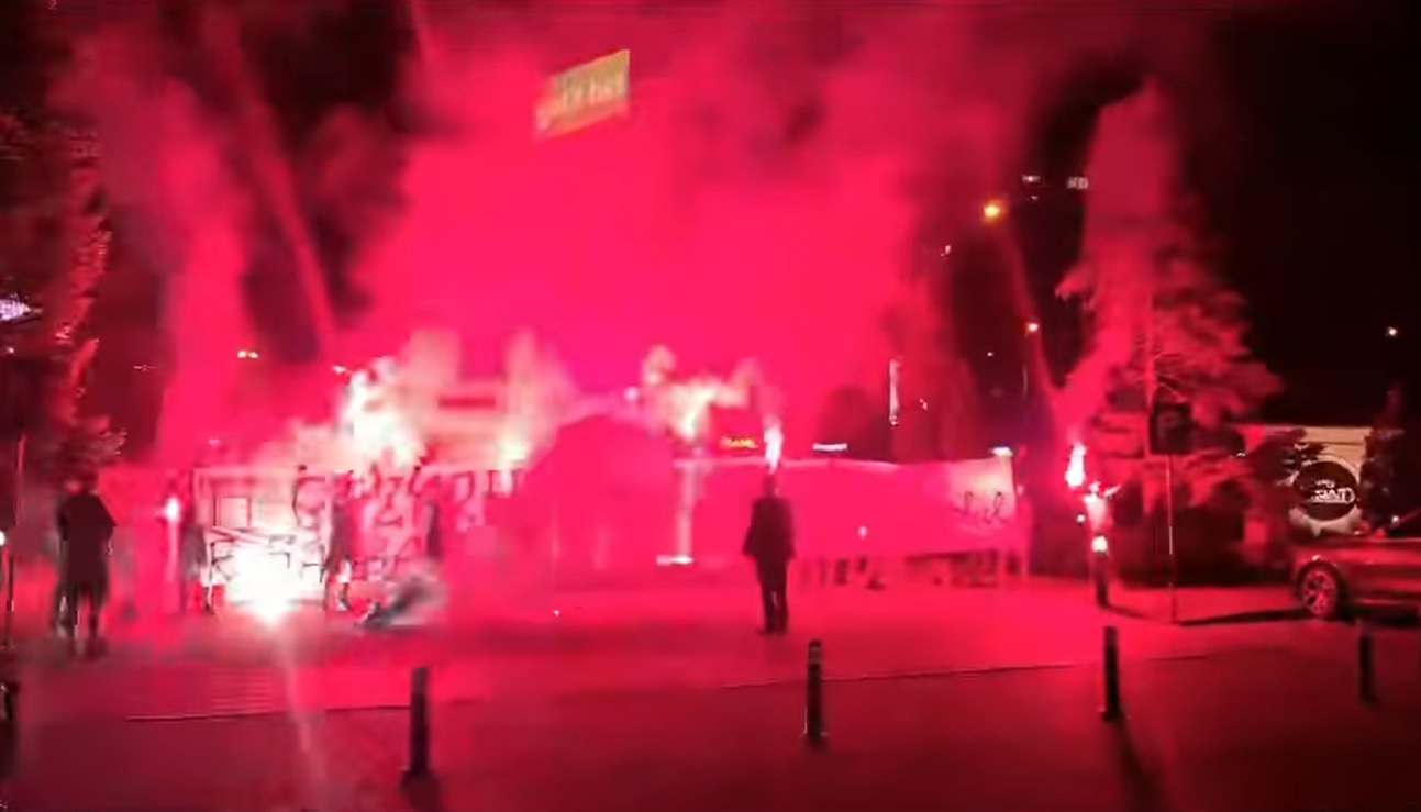 Crește tensiunea derby-ului Rapid – Petrolul! Bannerul afișat chiar pe Podul Grant de către ultrașii prahoveni | FOTO