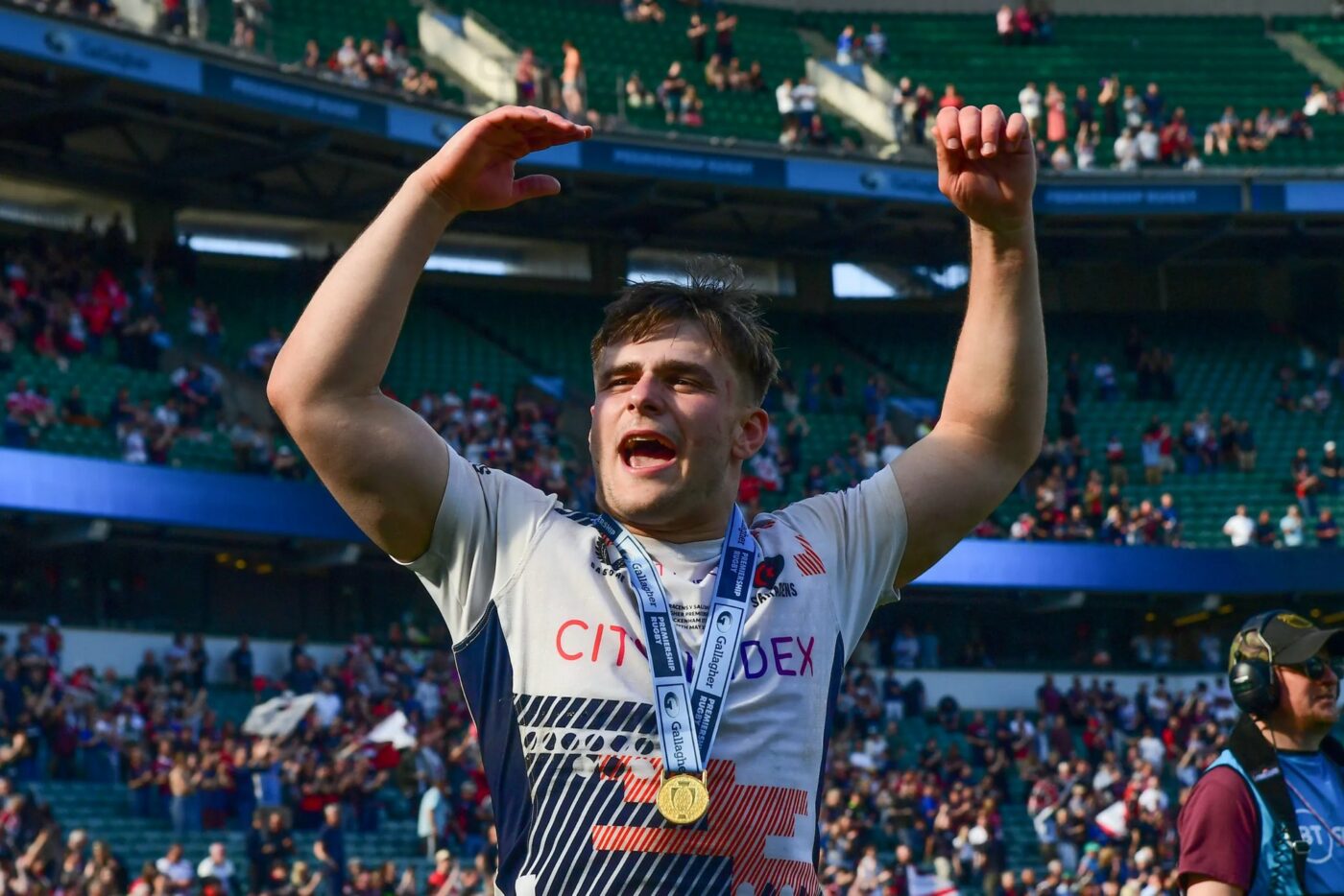 Un român de 23 de ani va juca în naționala Angliei de rugby la Cupa Mondială! Theo Dan a fost convocat în lotul de 33, după ce i-a refuzat pe „stejari”. Alin Petrache recunoaște: „M-am ținut de capul lui un an. A avut argumente” | EXCLUSIV