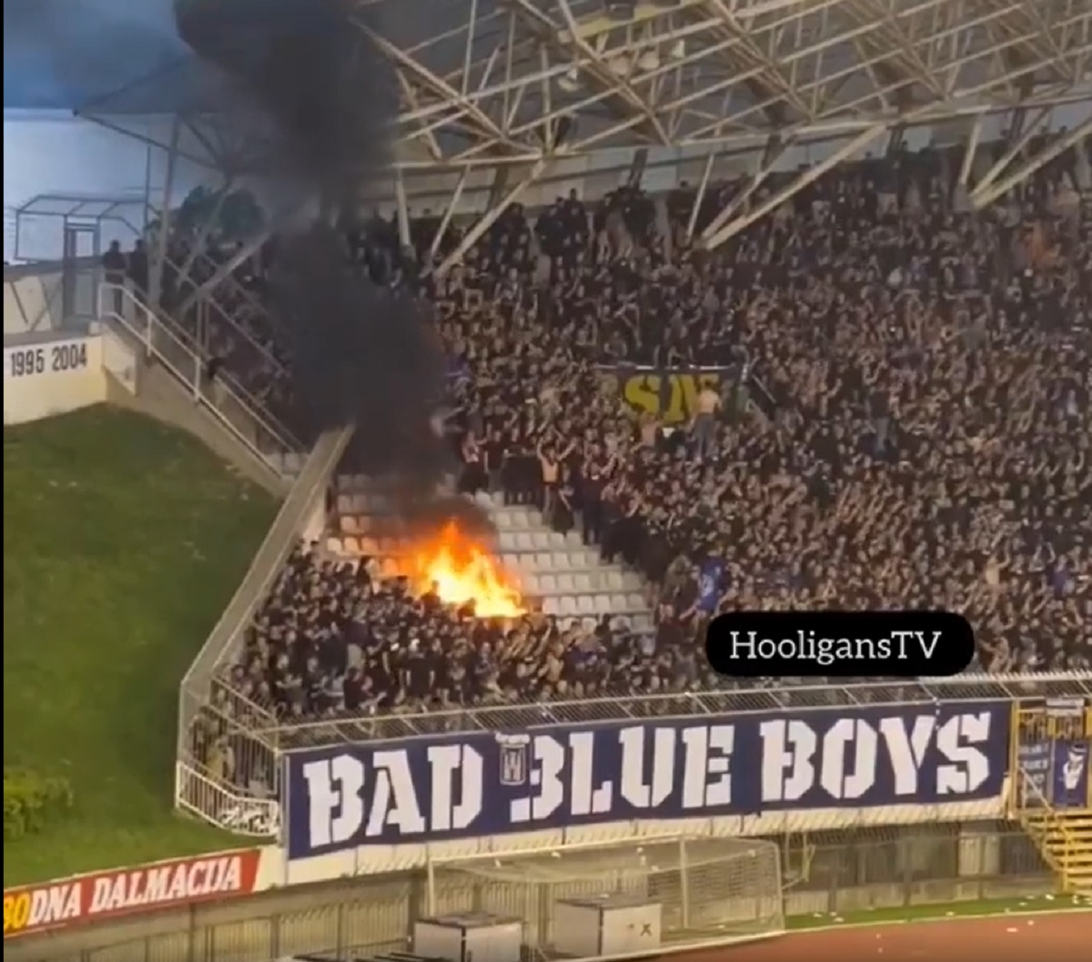 Mărturie din infern. „Diavolii” stigmatizați din galeria lui Dinamo Zagreb rup tăcerea după ce au ucis un fan al lui AEK Atena: „Poliția din Grecia e coruptă și vrea să arunce totul în cârca noastră! Noi avem 7 fani înjunghiați, trei au fost împușcați cu arme de semnalizare și unul are 7 răni de cuțit!”