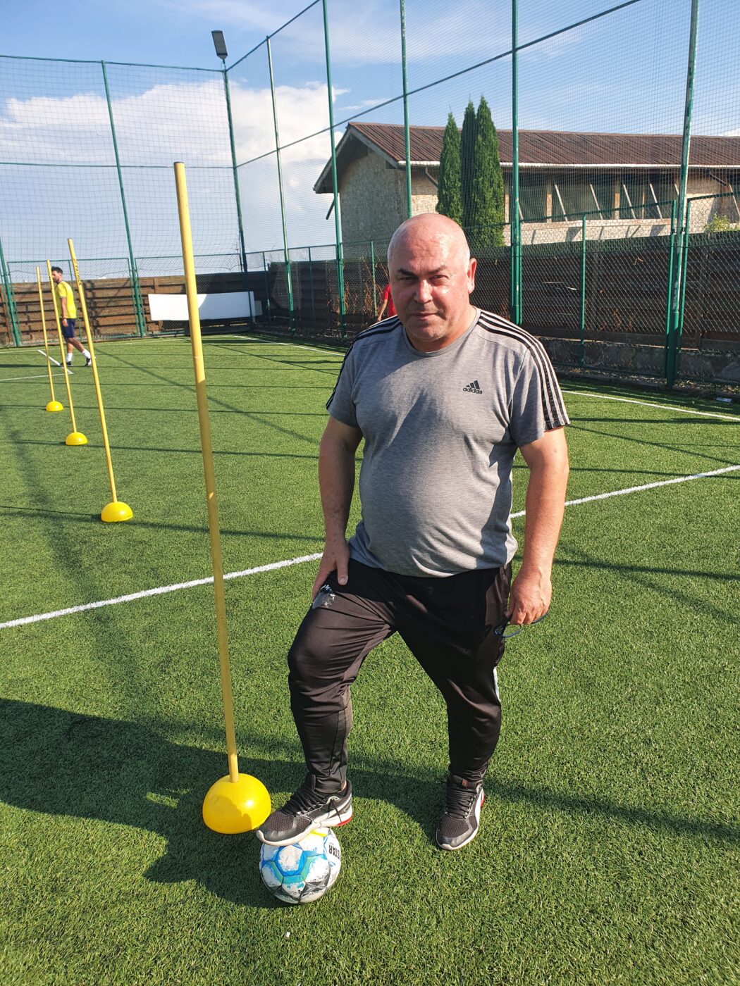 ”Șansele să se repete atacul cerebral sunt mari, dar nu poți să te gândești doar la asta”. Mărturisirile tulburătoare ale lui Florin Axinia despre a doua lui viață: ”Maximum de efort permis e să mă plimb ca un pieton”. E convins că ”folcloristele” erau o regulă în Liga 1: ”Cam toți procedau la fel” | EXCLUSIV
