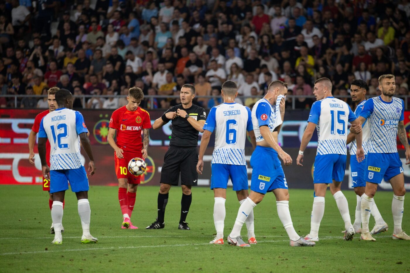 Comentatorii TV i-au făcut praf pe fotbaliștii Universității Craiova după ce FCSB a reușit golul de 3-0 într-o repriză umilitoare pentru fotbaliștii lui Mihai Rotaru! „O apărare de coșmar, într-o seară de coșmar”