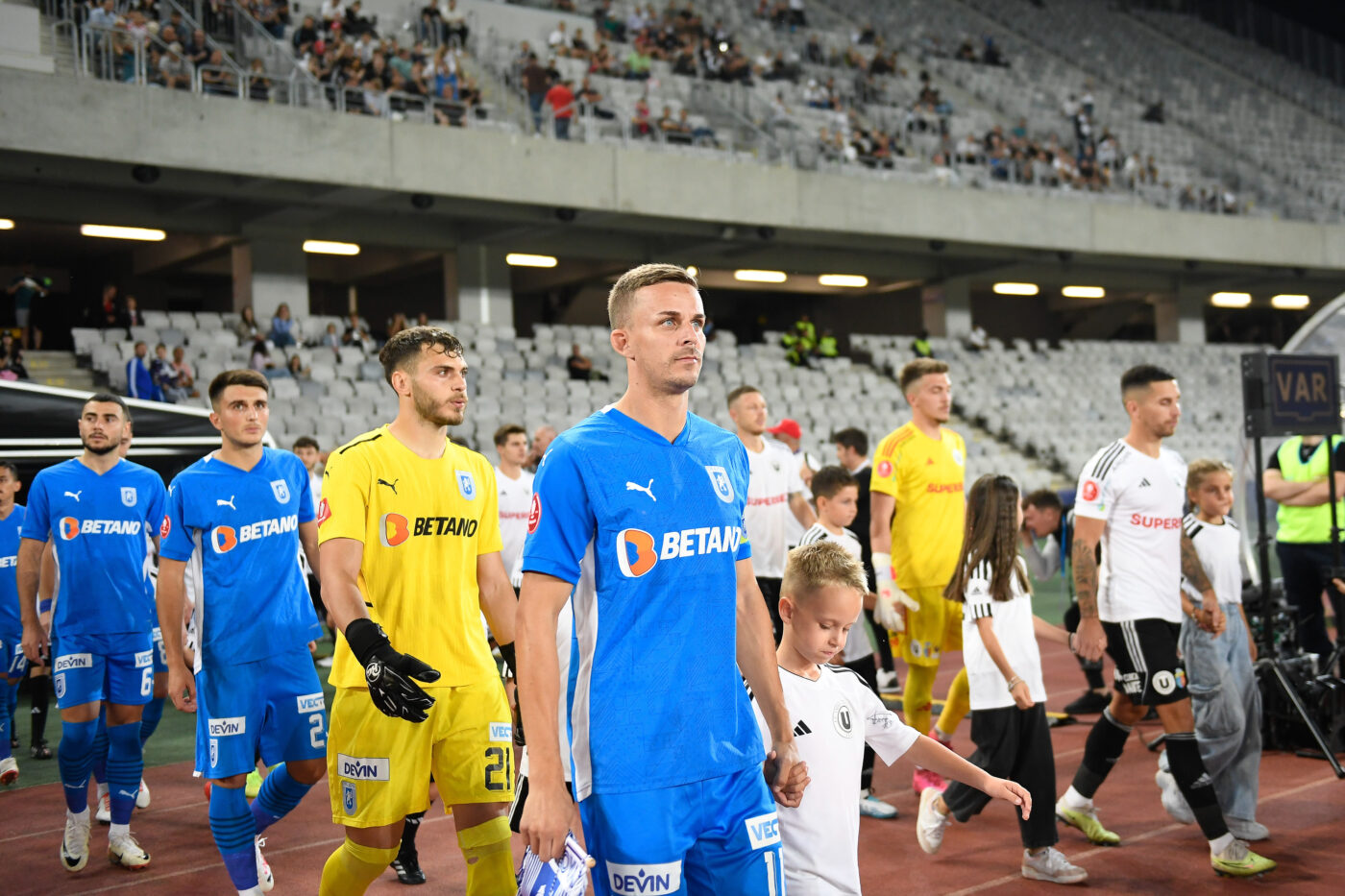 Basarab Panduru dă de pământ cu Nicușor Bancu după U Cluj – Universitatea Craiova 1-1. Gestul care l-a enervat pe fostul mare internațional român