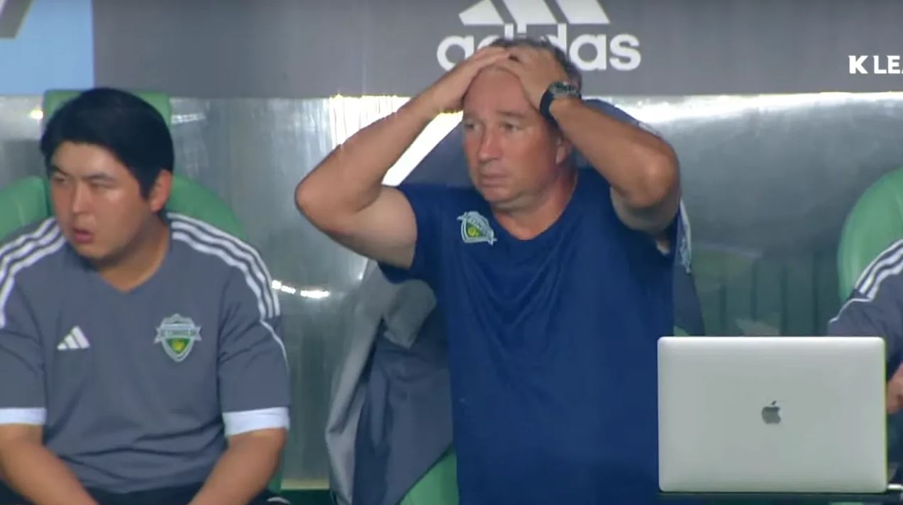 Bătut usturător de ultima clasată din Coreea de Sud, chiar pe teren propriu, Dan Petrescu s-a plâns și de condițiile meteo: „Am primit goluri și din cauza vremii nefavorabile!”