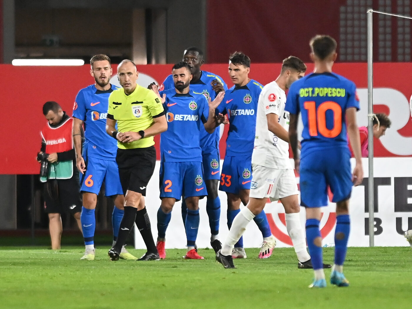Cel mai năpăstuit fotbalist din lotul lui Gigi Becali e apărat, în direct: „Nu e Beckham cum zice el, dar nici nu ai pierdut meciuri din cauza lui”