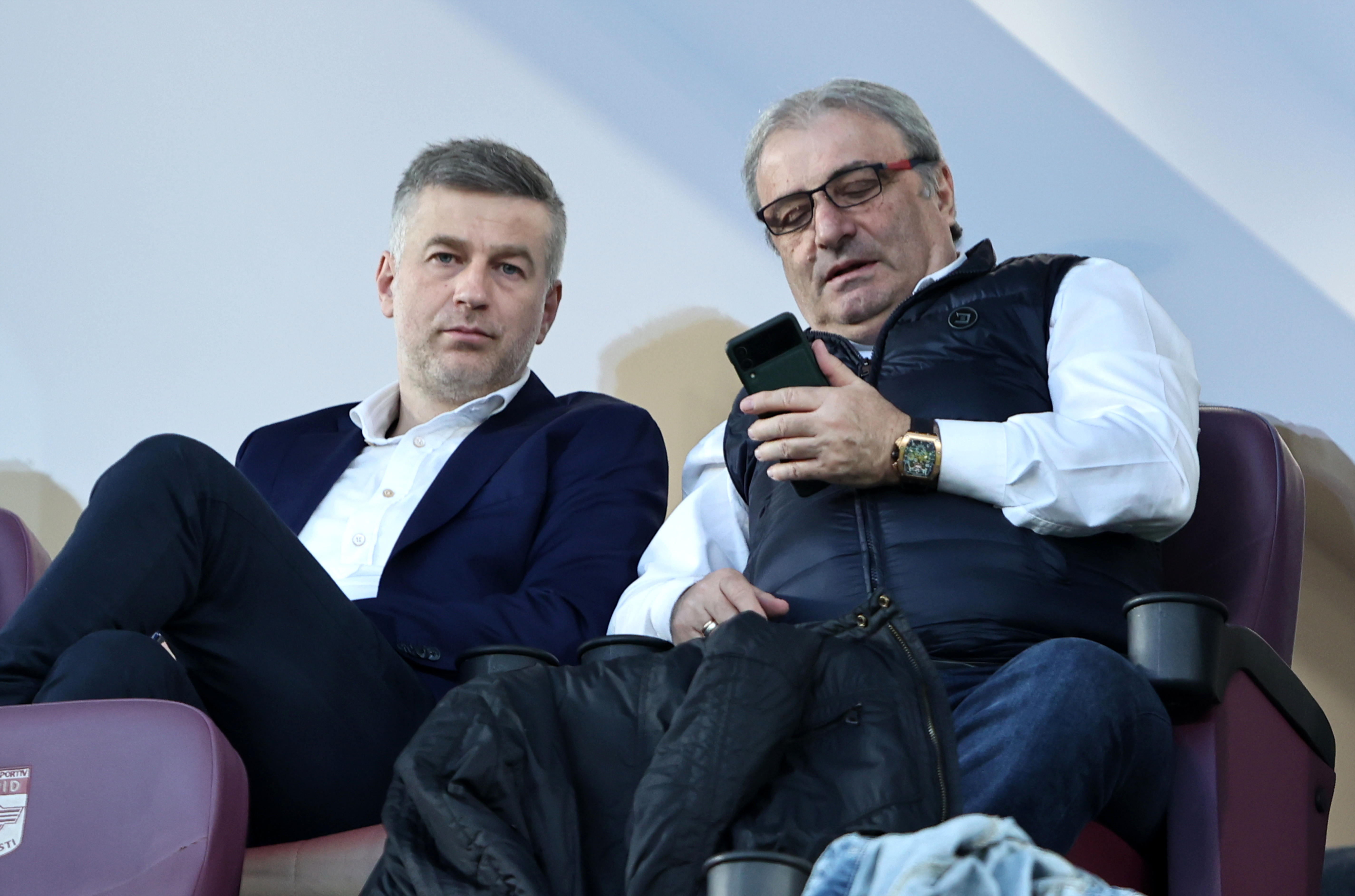 „Vertical” așa cum îl știm, Mihai Stoichiță bate în retragere după ce l-a atacat pe Ianis Hagi, iar fiul lui Gică Hagi i-a răspuns dur: „Care e problema dacă a fost deranjat? O rezolvăm noi!”