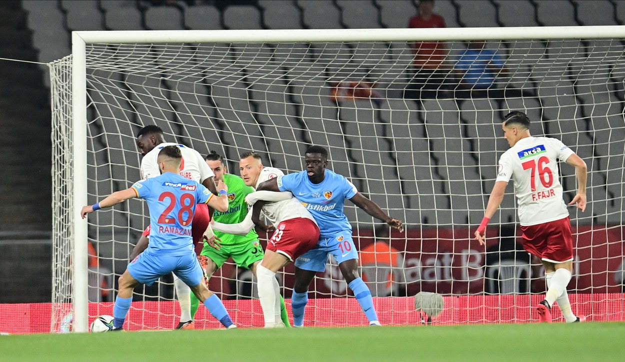 Țeapă de jumătate de milion de euro! Cum a fost păcălit fotbalistul român de clubul din Turcia unde își încasa salariul: nu mai zboară la Istanbul de teamă că va fi reținut!
