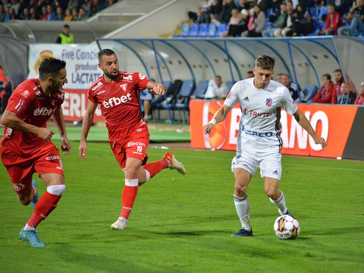 FC Botoșani – UTA Arad 2-1, Live Video Online în etapa a zecea din Superliga | Cătălin Carp l-a „îngropat” pe Mircea Rednic! Fundașul a fost eliminat direct după ce și-a lovit un adversar!