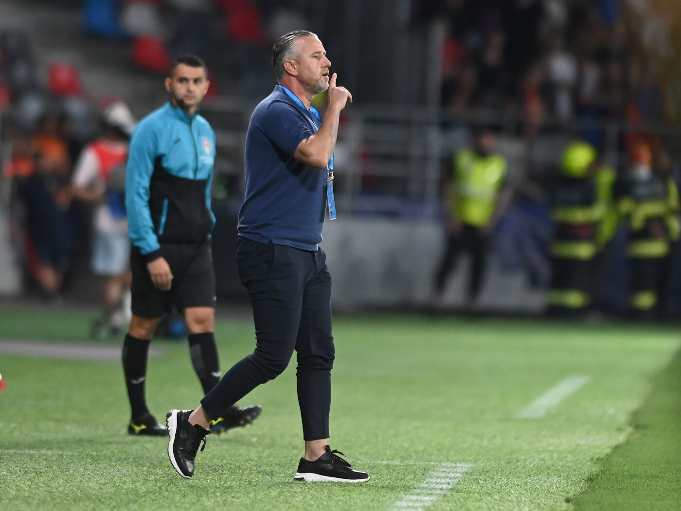 Ce a făcut Laurențiu Reghecampf imediat după ce FCSB a marcat golul de 3-0 în prima repriză a meciului cu Universitatea Craiova! Umilința era totală pentru echipa lui Mihai Rotaru și camerele TV au surprins gestul în direct