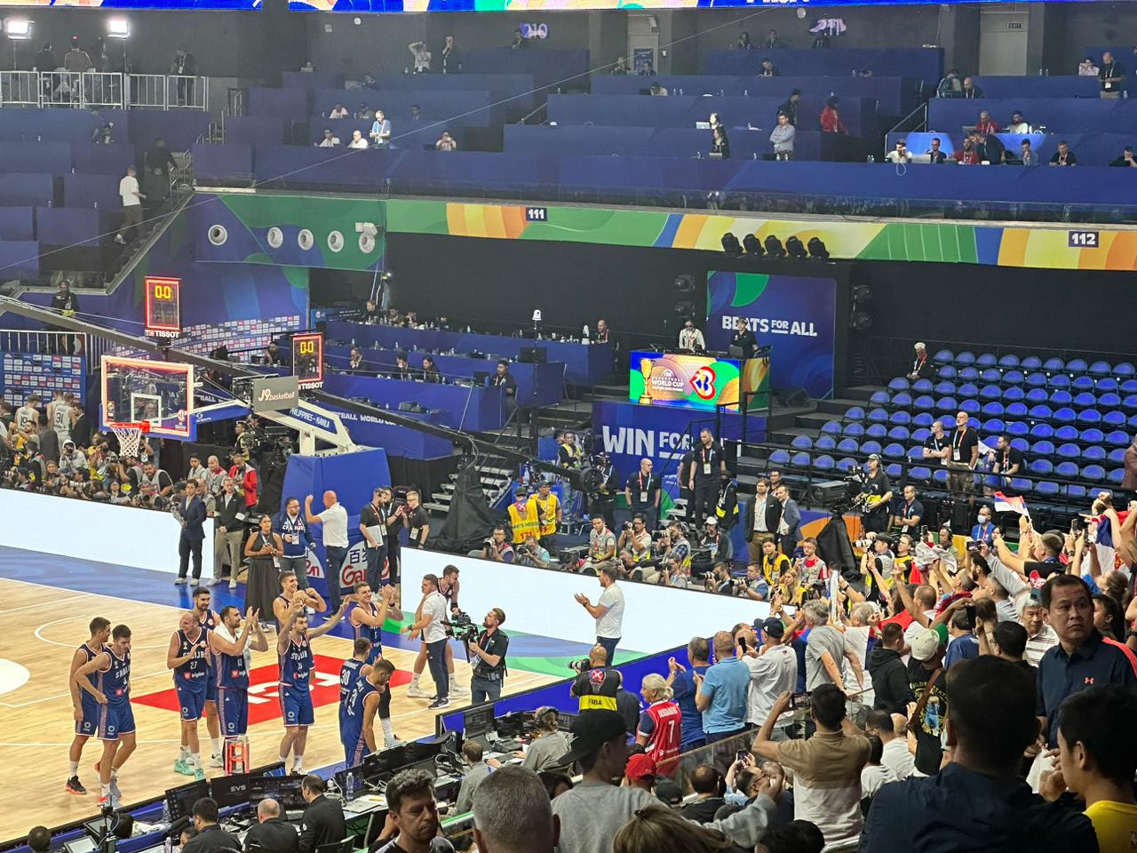 Povestea tricoului cu nr. 28 de pe scaunul gol. Jucătorul sârb care a urmărit dintr-un spital filipinez, după ce i-a fost scos un rinichi, calificarea coechipierilor în semifinale la Mondialul de baschet | CORESPONDENȚĂ DIN MANILA