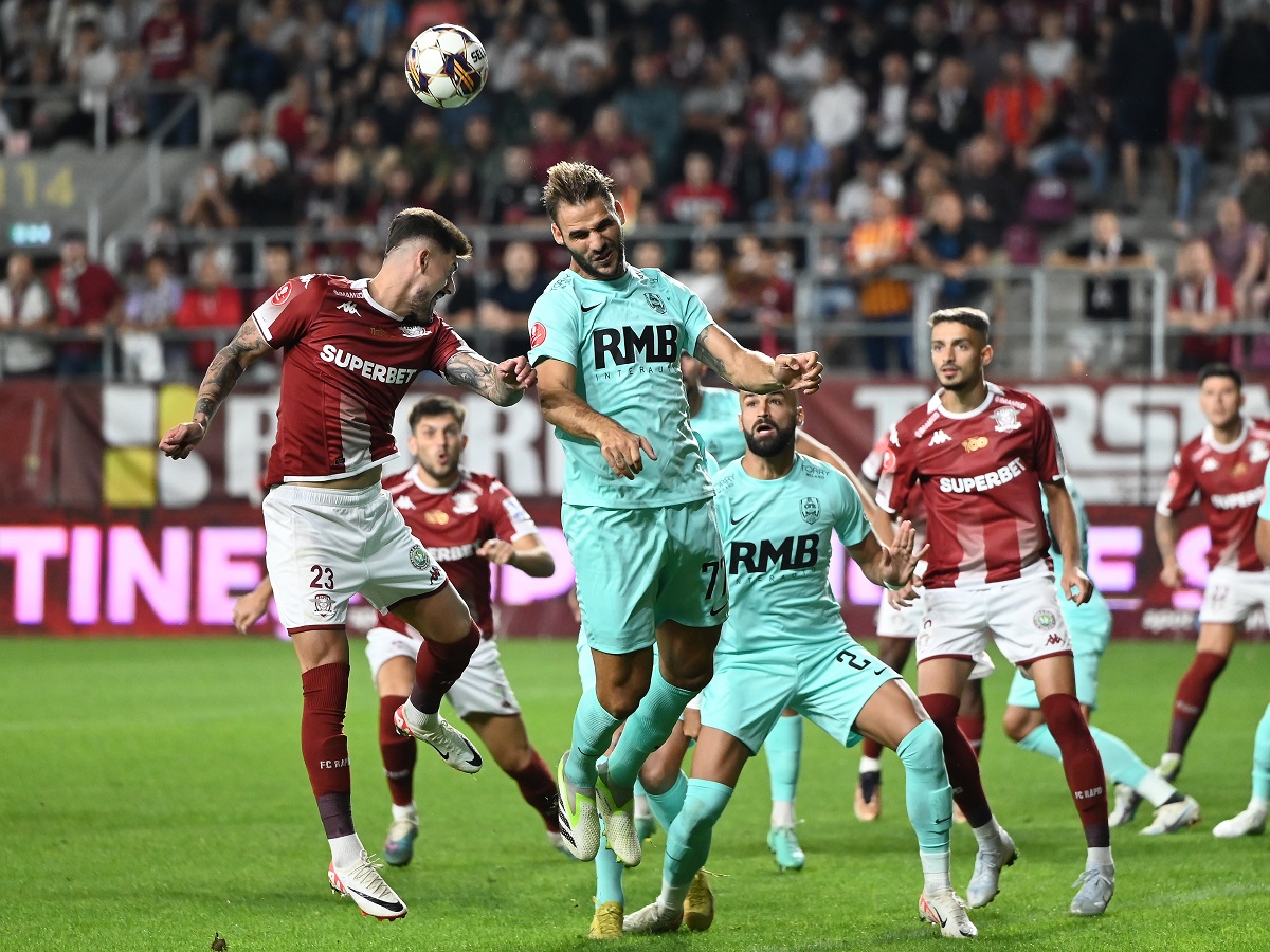 Fază controversată în prima repriză din Rapid – CFR Cluj! Ajeti s-a lovit cu mingea în mână în propriul careu, dar arbitrul a lăsat jocul să continue!