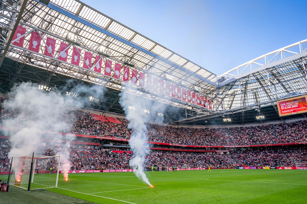 Haos total la meciul Ajax – Feyenoord! Fanii „lăncierilor” nu au mai suportat umilința și au „incendiat” stadionul! Meciul a fost suspendat | VIDEO