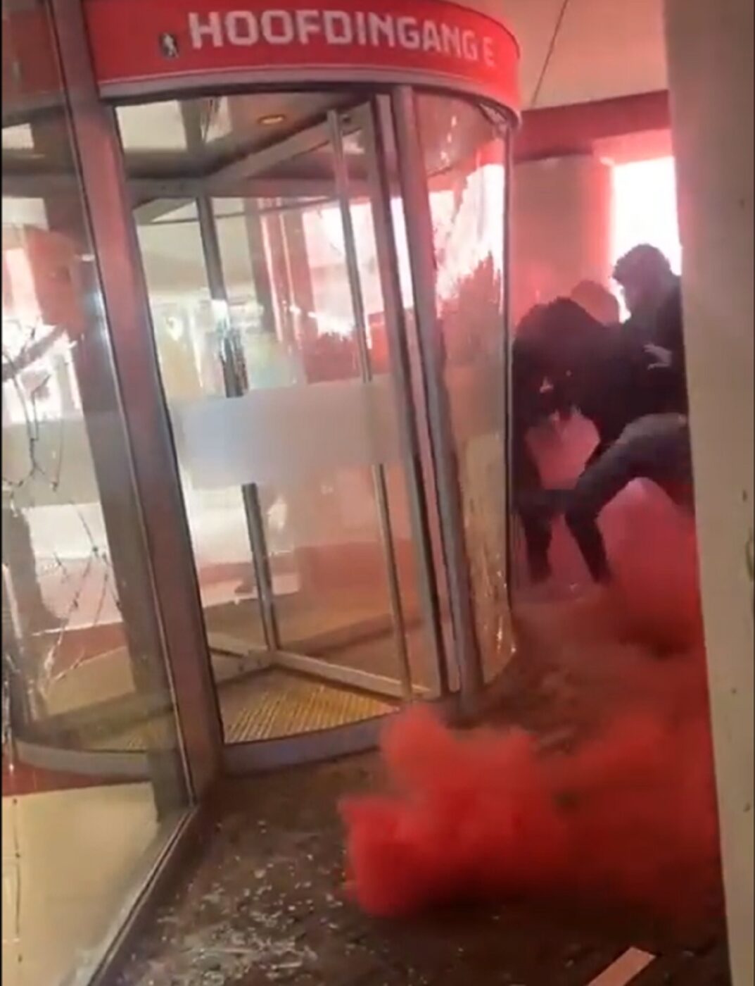 Imagini șocante de la dezastrul făcut de fanii lui Ajax la meciul cu Feyenoord! Ultrașii furioși au rupt ușile de la zona VIP în încercarea de a ajunge la conducătorii clubului | VIDEO