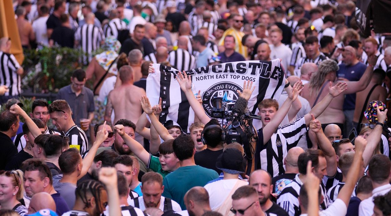 Incidente grave înainte de AC Milan – Newcastle, din grupele Ligii Campionilor! Un fan englez a fost înjunghiat în plină stradă. Atacatorii purtau cagule