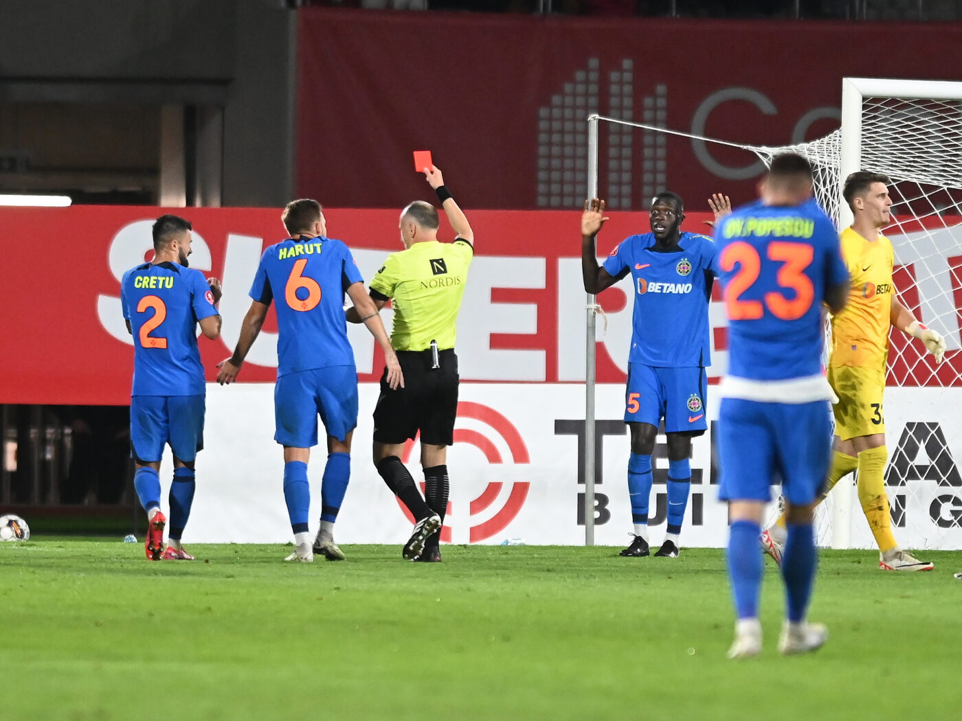 Joyskim Dawa contestă deciziile arbitrului Viorel Flueran din meciul Hermannstadt – FCSB 2-2. „E nedrept să dai cartonaș roșu! Nu cred că a fost penalty!” Ce mesaj le-a transmis coechipierilor