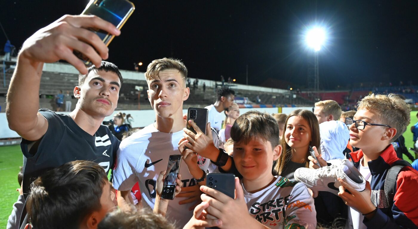 Imagini fabuloase! Jucătorii de la Dinamo s-au îngrămădit să le ia autografe vedetelor de la FCSB: „Toată lumea știe, asta e Steaua!”