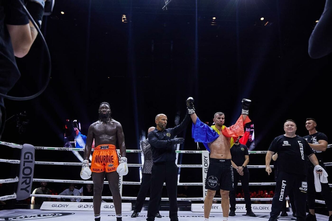 Succes mare cât Turnul Eiffel! Ștefan Lătescu a debutat cu o victorie importantă în Glory, cea mai puternică promoție din kickboxingul mondial. „Am scris o pagină de istorie pentru România”