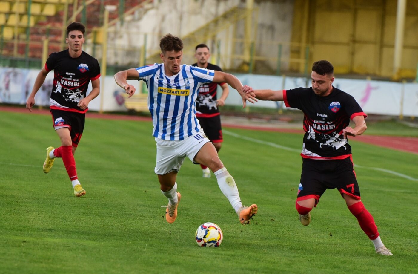 CSM Vaslui și Poli Iași au jucat fotbal pentru copiii cu autism. Mai mulți foști sau actuali jucători, printre care Bănel Nicoliță, Dragoș Grigore, Dani Coman sau Vasile Buhăescu, și-au oferit tricourile pentru a fi scoase la licitație | SPECIAL