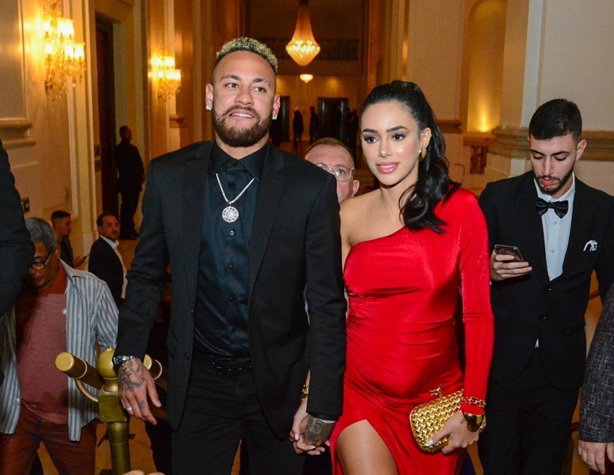 Neymar a călcat din nou pe bec! A petrecut într-un club de noapte alături două femei, în timp ce iubita sa așteaptă să nască în Brazilia. „E singur!” | GALERIE FOTO