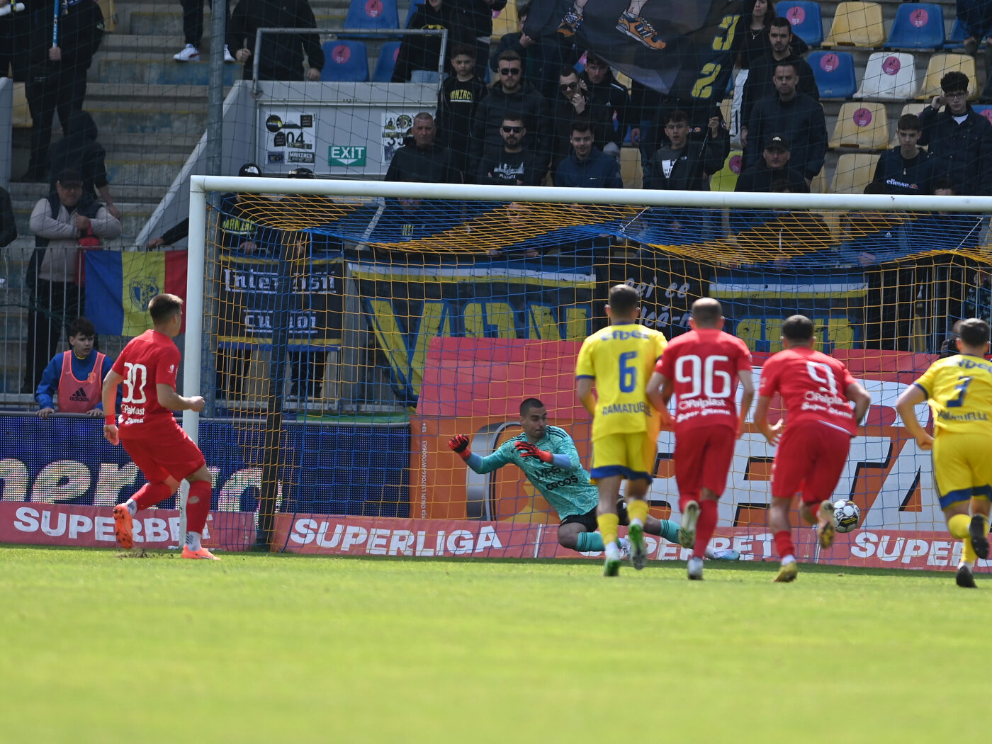 Petrolul Ploiești – FC Hermannstadt 0-0, Live Video Online, în runda a 10-a din Superliga. Baba Alhassan marchează la 30 de secunde după ce a fost introdus pe gazon, dar golul e anulat de VAR