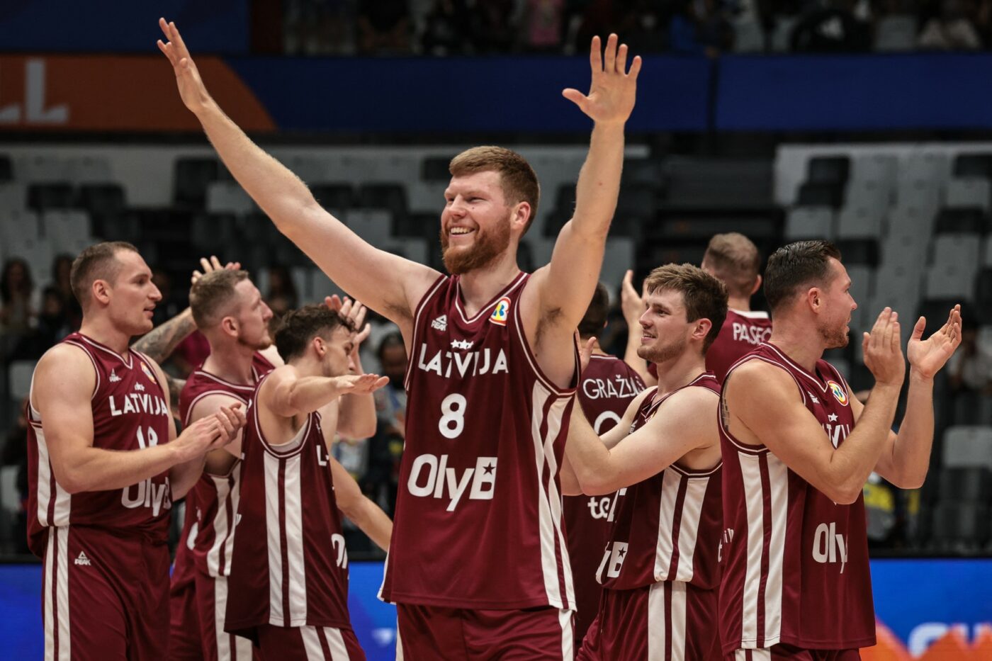 Pur și simplu fabulos! Lecție pentru România: două țări care reprezintă doar 0,06% din populația lumii scriu istorie la Campionatul Mondial de baschet: „Este ceva uimitor, incredibil! Suntem ca frații!” | SPECIAL