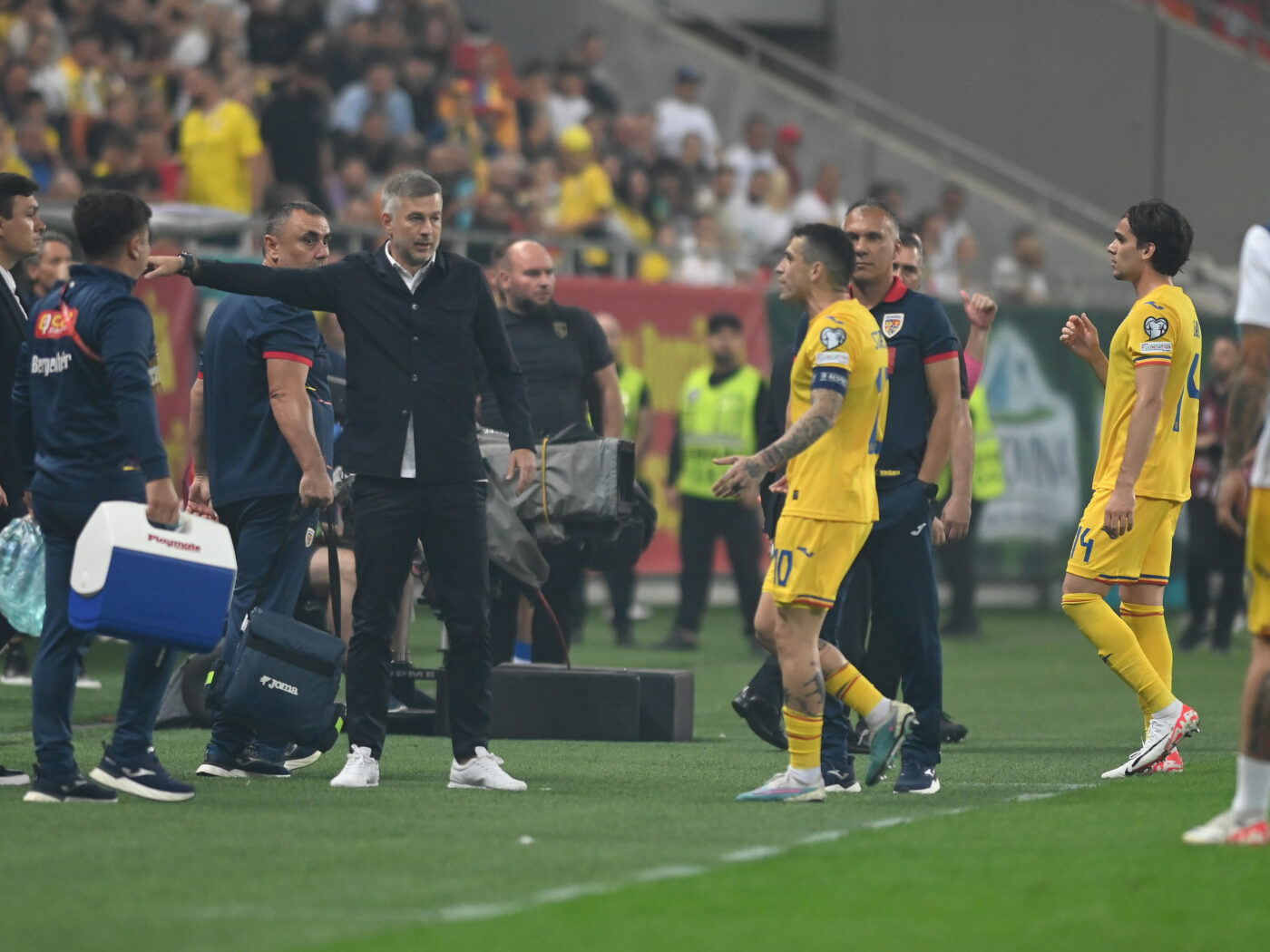 Penalty cu VAR pentru România: Florinel Coman, faultat în meciul cu Kosovo! Faza care ne putea duce la EURO a venit pe filiera U21 de altădată, Cicâldău – Hagi – Coman. Stanciu a ratat lovitura de la 11 metri! | VIDEO