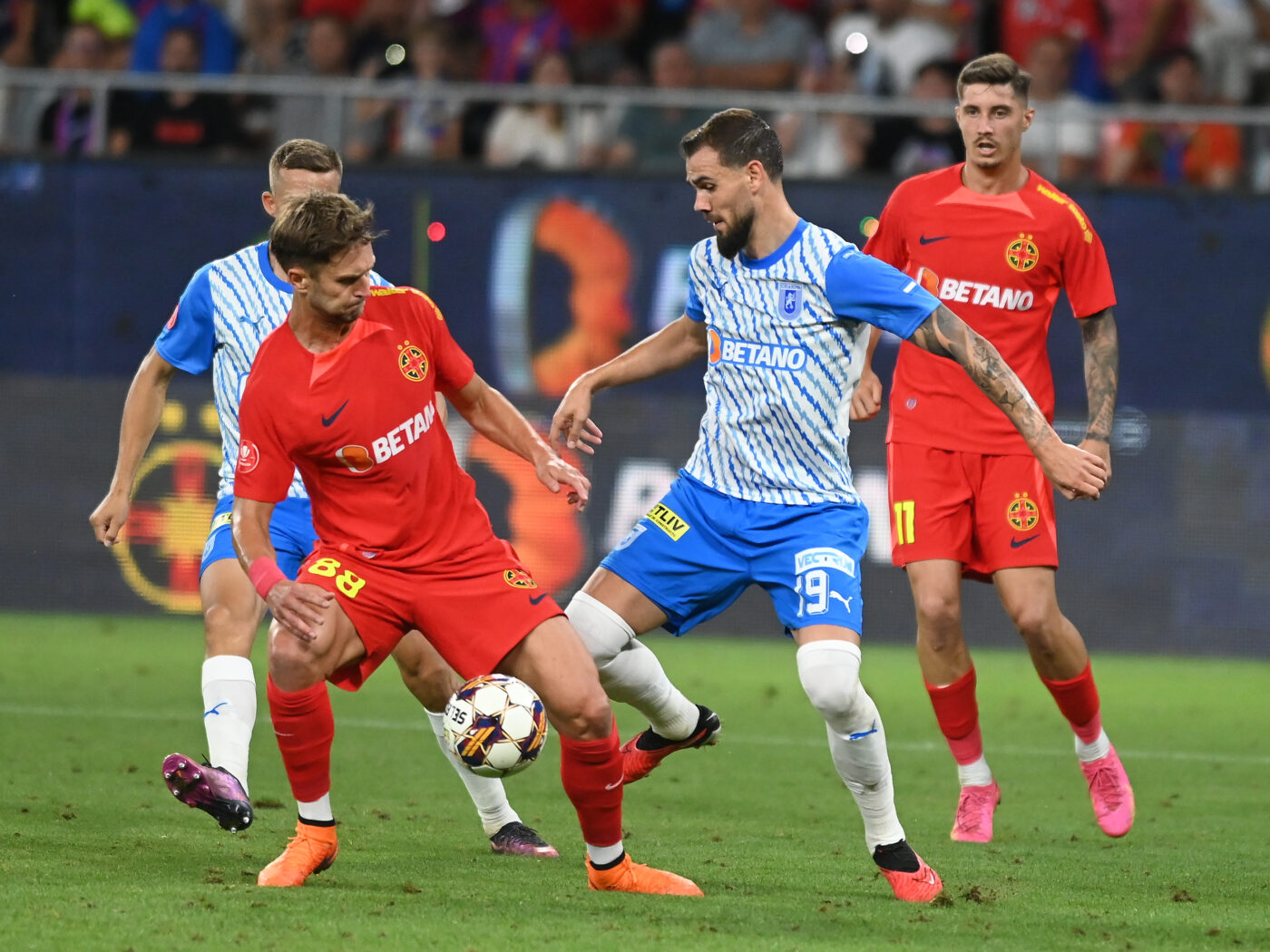 Războiul bannerelor în FCSB – Universitatea Craiova. Fanii roș-albaștrilor nu i-au uitat nici pe rivalii de la CSA Steaua | FOTO