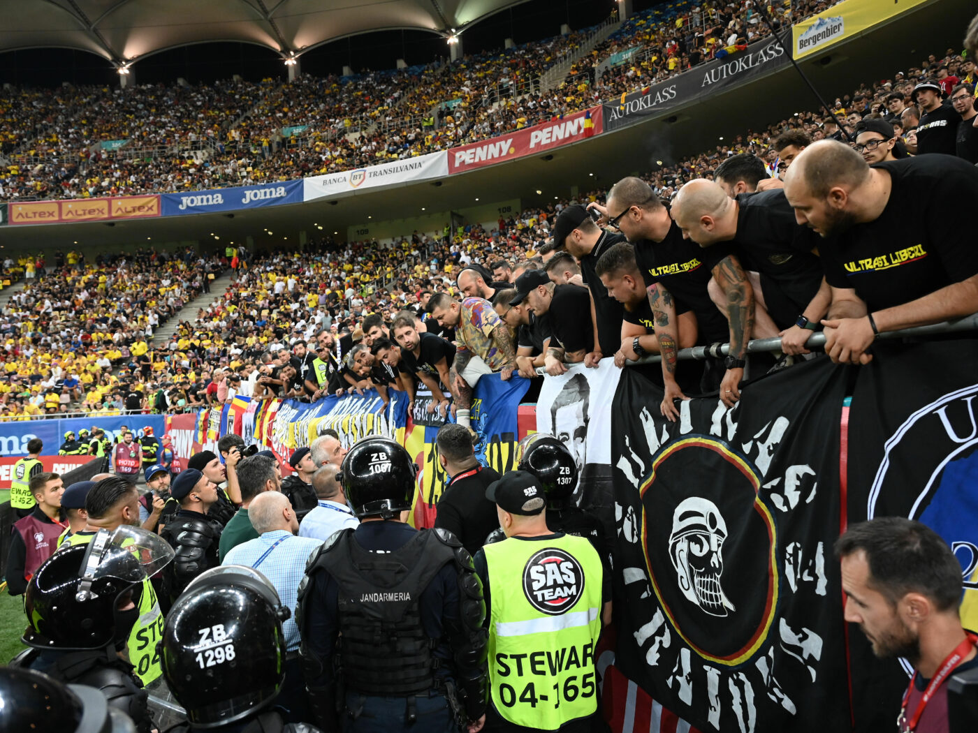 FRF nu a mai suportat și s-a dezlănțuit împotriva gestului celor de la Uniți sub Tricolor: „Victorie în ciuda huliganilor!”. E război total între oamenii lui Răzvan Burleanu și ultrașii care au afișat bannerul controversat