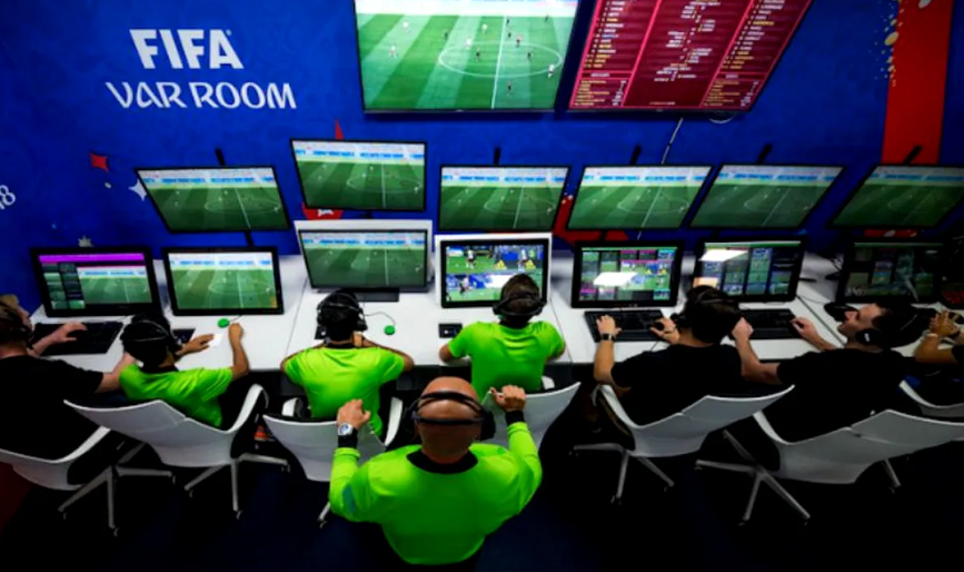 Revoluție în Serie A: dialogurile între camera VAR și arbitri se vor auzi pe transmisia TV. „E un moment istoric”