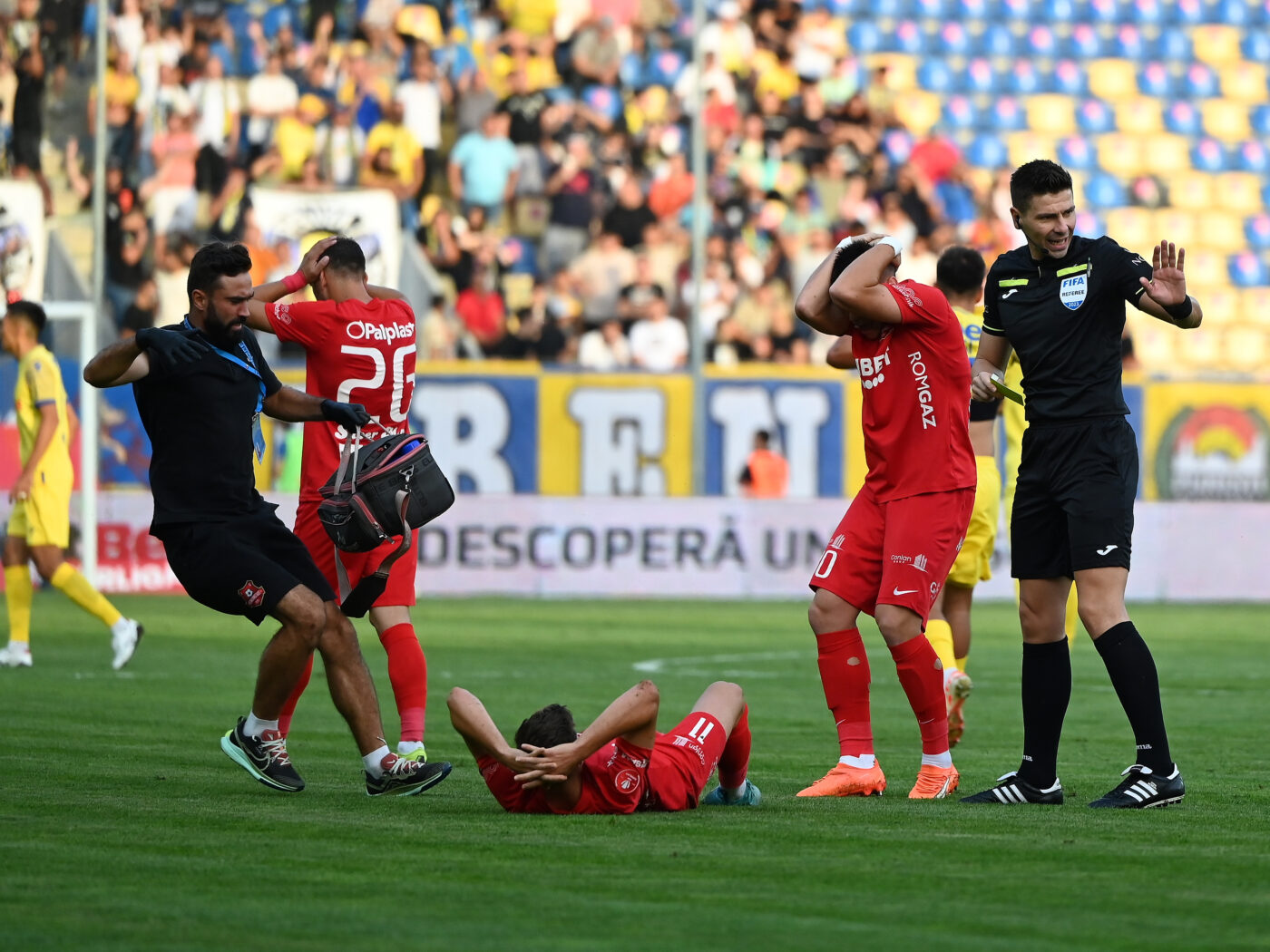 Verdict de ultimă oră după ce Dragoş Iancu a ieşit din operația care a durat 5 ore! Medicul a transmis mesajul clar despre posibilitatea ca el să mai joace fotbal vreodată