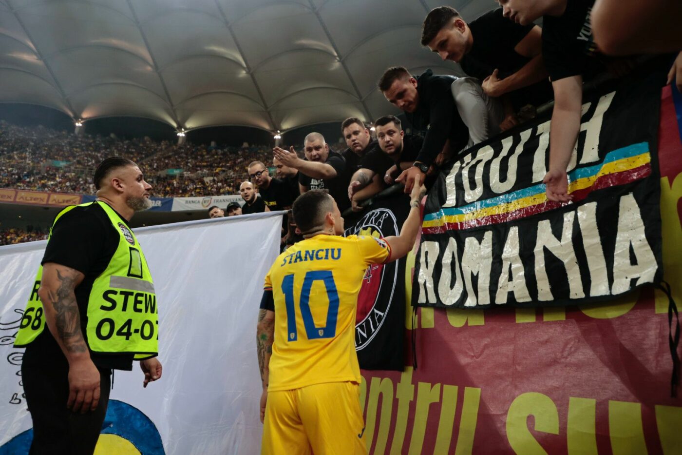 Scene halucinante pe Arena Națională: huliganii de la Uniți sub Tricolor au afișat un banner împotriva statului Kosovo! Nici căpitanul României, Nicolae Stanciu, nu a putut să îi convingă pe ultrași să renunțe la mesaj