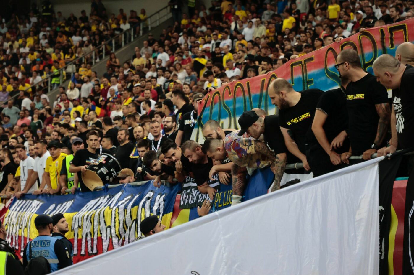 Meciul România – Kosovo e întrerupt în minutul 20! Arbitrul a trimis echipele în afara terenului: Răzvan Burleanu, imaginea disperării în tribune! | VIDEO